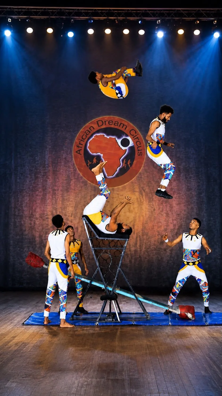 Troupe Ubuntu – Ikarische Spiele und Banquine-Akrobatik beim Bonner Weihnachtscircus