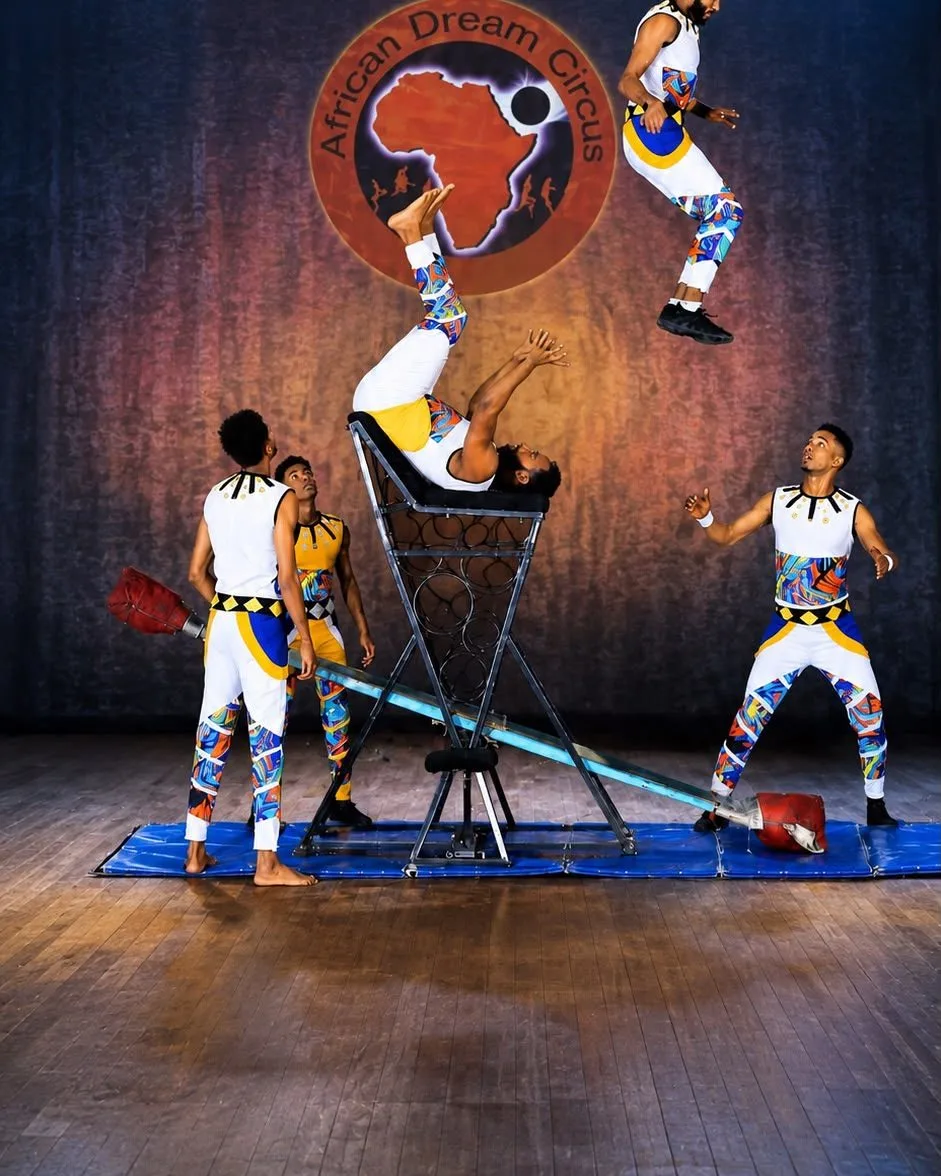 Troupe Ubuntu – Ikarische Spiele und Banquine-Akrobatik beim Bonner Weihnachtscircus