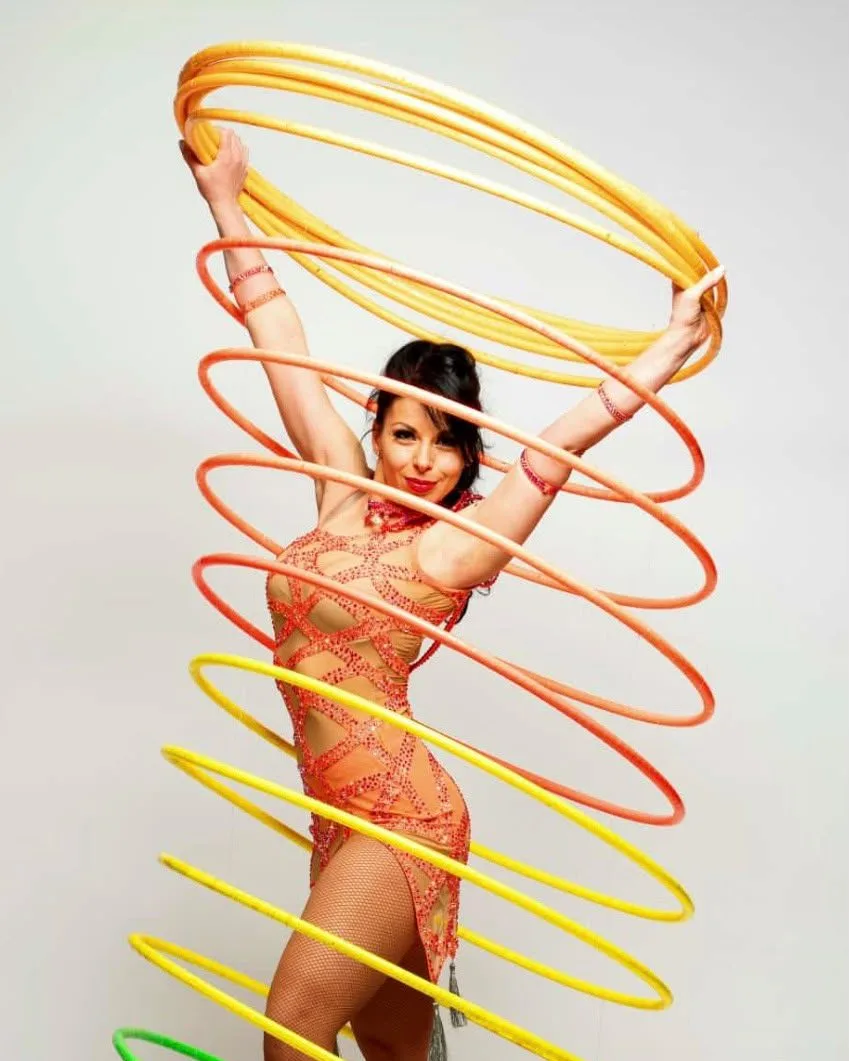 Emi Velkova – Hula-Hoop-Darbietung beim Bonner Weihnachtscircus