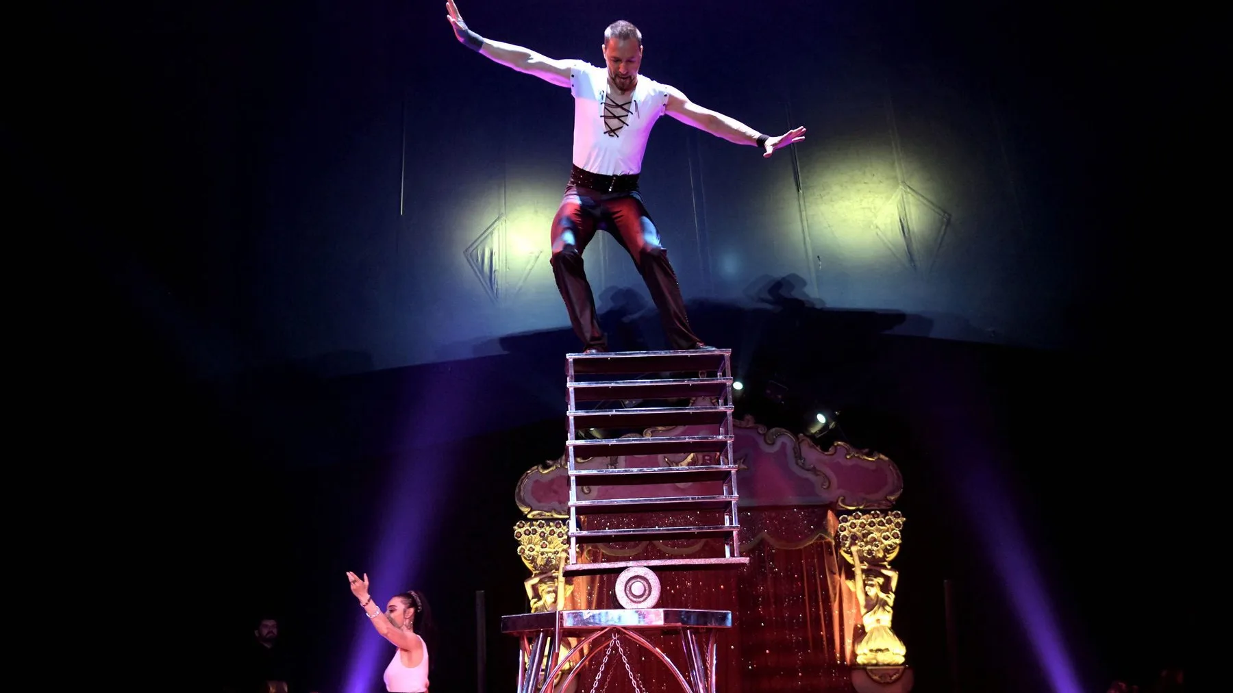 Juri und Veronica Caveagna – Rola Rola und Armbrustschießen beim Bonner Weihnachtscircus