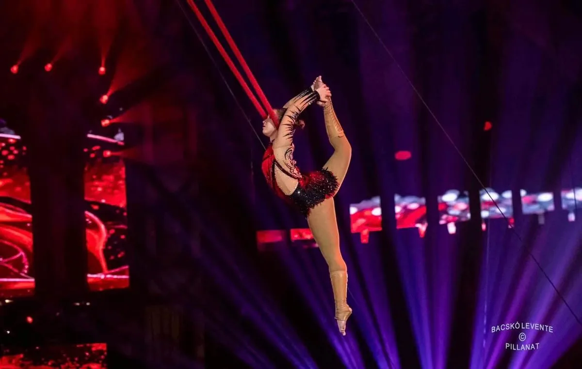 Anna Demeter – Luftakrobatik am Swing-Seil beim Bonner Weihnachtscircus
