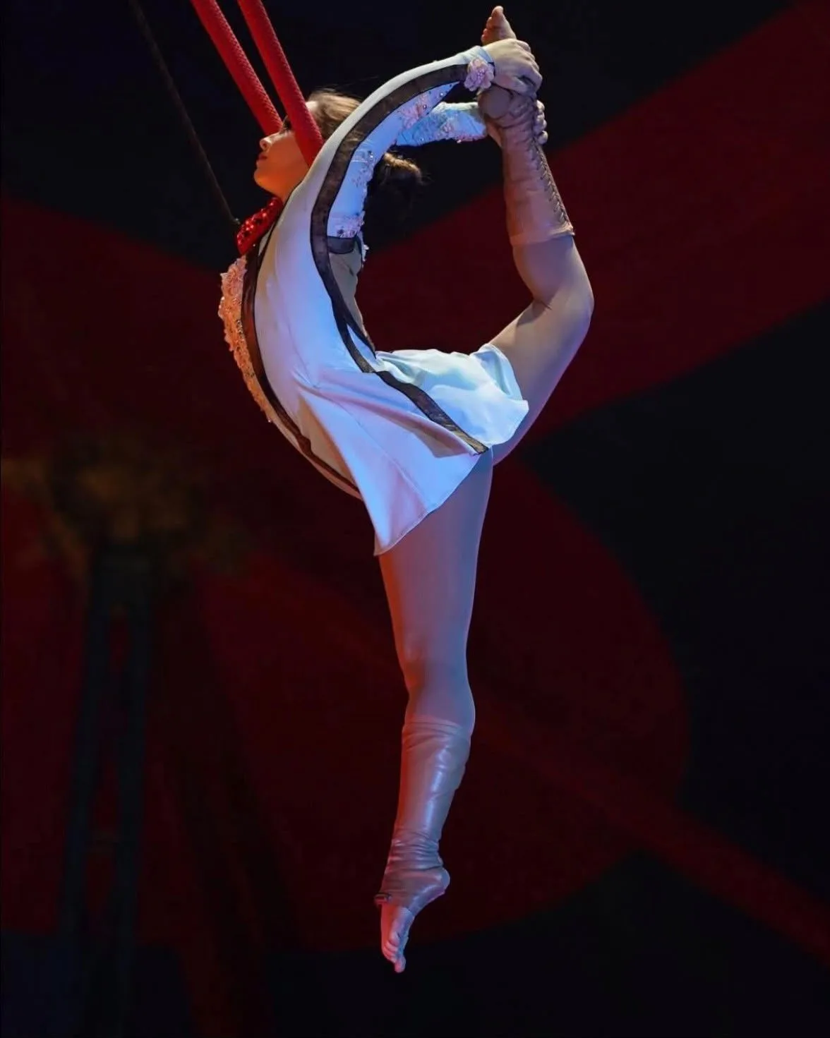 Anna Demeter – Luftakrobatik am Swing-Seil beim Bonner Weihnachtscircus