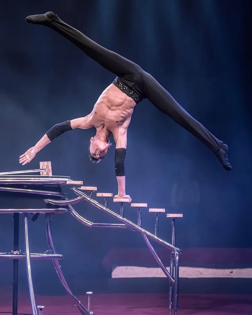 Gabriel Dell’Acqua – Handstand-Äquilibristik beim Bonner Weihnachtscircus
