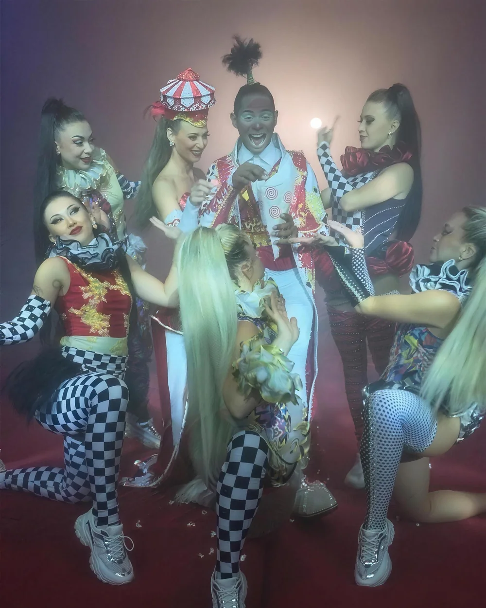 Clown und Ballett beim großen Eröffnungsbild der Show — Bonner Weihnachtscircus