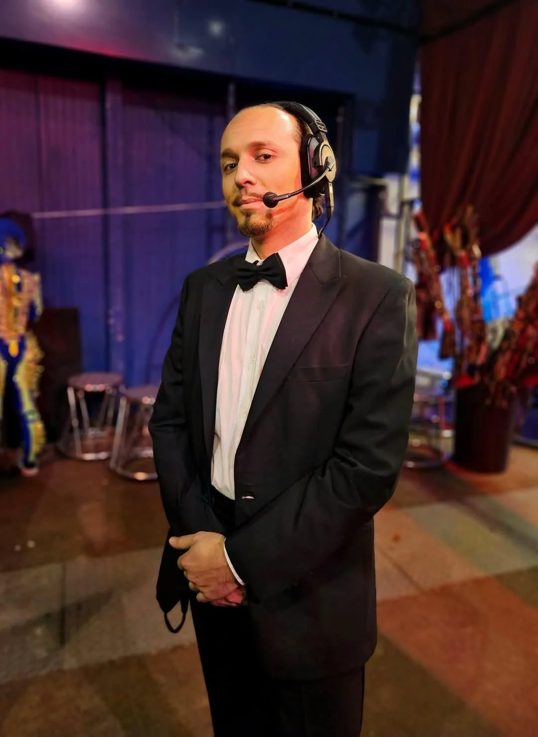 Steven Carroli, Stage Manager des Bonner Weihnachtscircus, im Smoking mit Headset