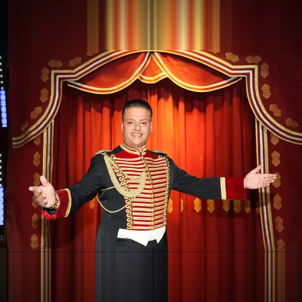 Louis Knie, Regisseur des Bonner Weihnachtscircus, in Uniform vor dem roten Vorhang