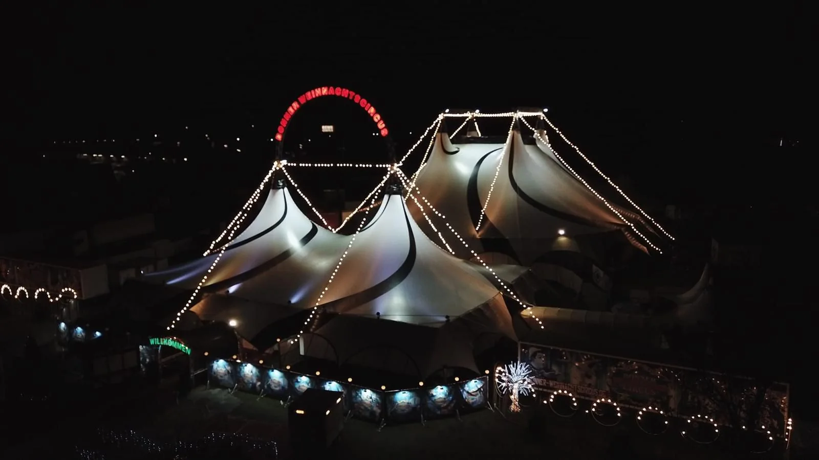 Beleuchteter Zeltpalast des Bonner Weihnachtscircus bei Nacht auf den Pützchens Marktwiesen